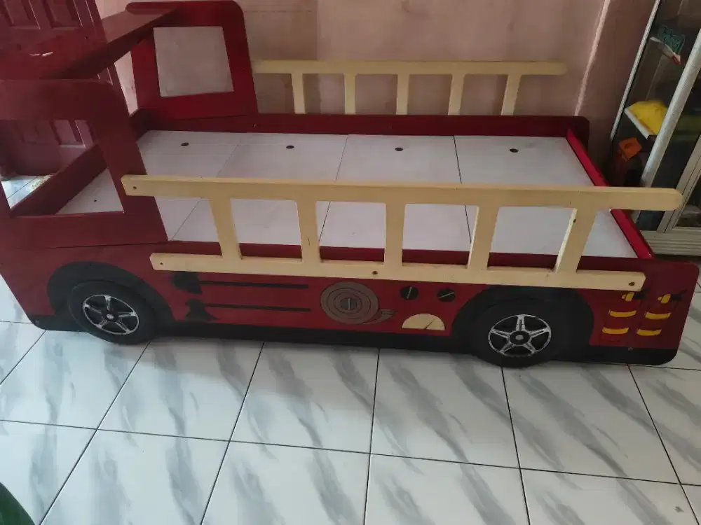 Tempat tidur mobilan anak