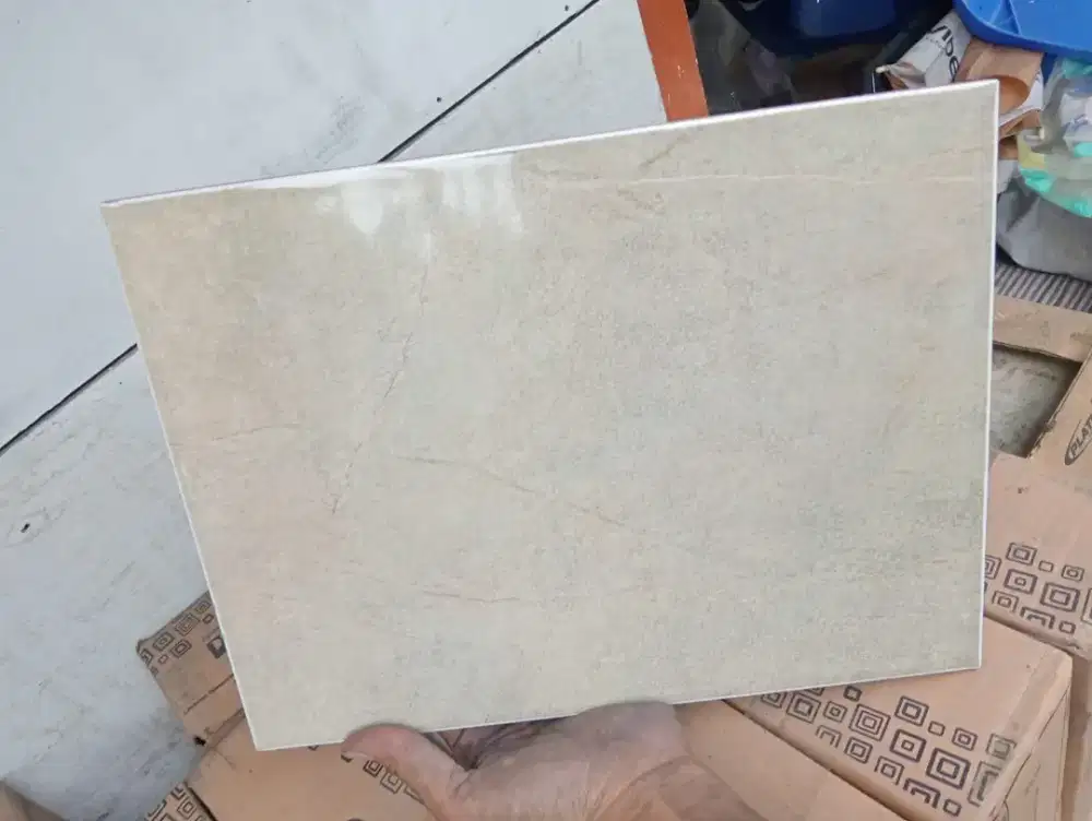 Di jual keramik UK 25x33 merk platinum perdus isi 12pcs /meter