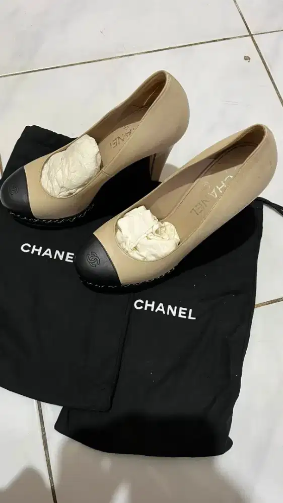 Sepatu high heels Chanel