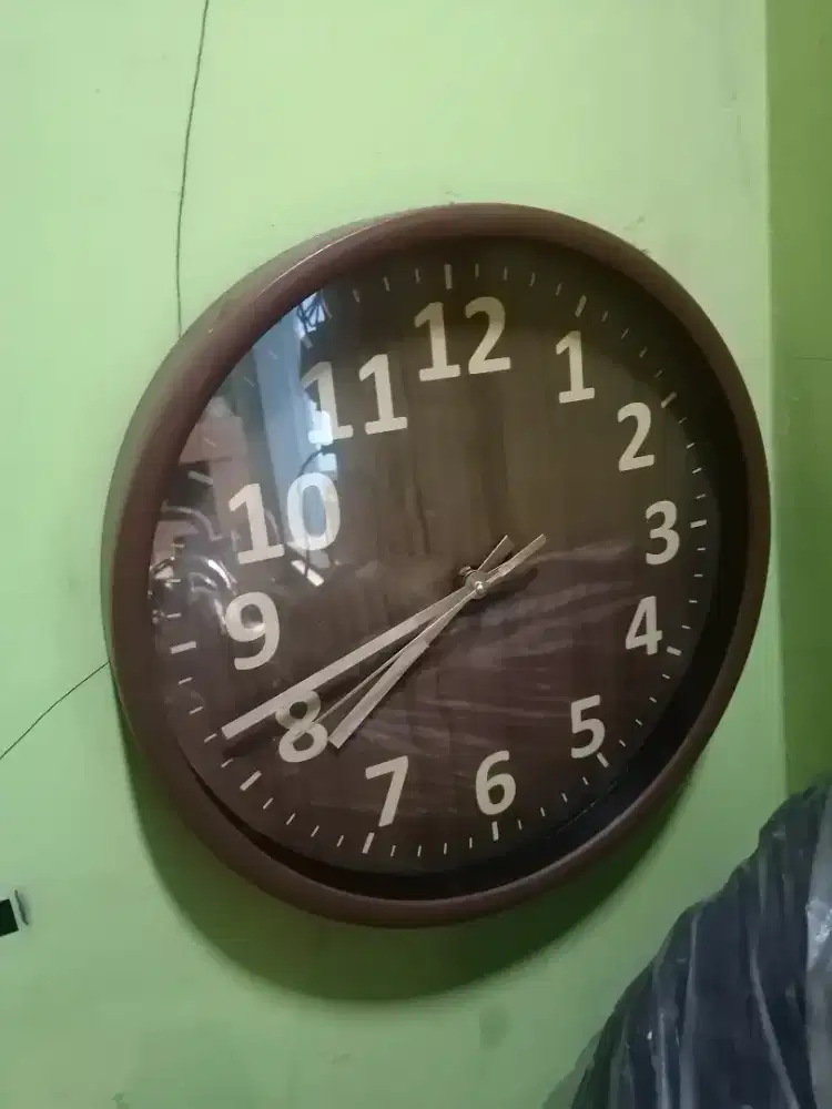 Jam dinding klasik motif kayu