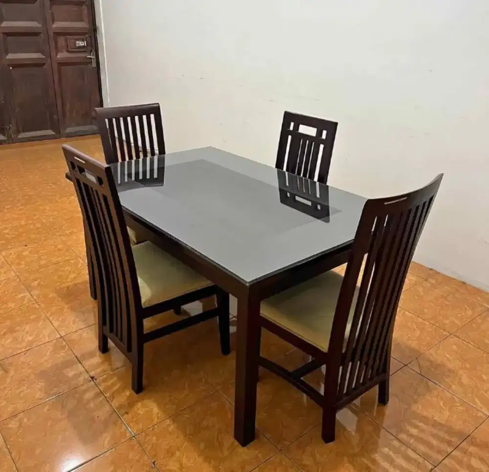 Meja Makan Balero kayu jati dengan busa dudukan