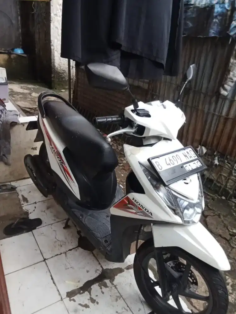 Dijual cepat motor Honda Beat Thun 2014 pajak hidup plat B Tangsel Rp
