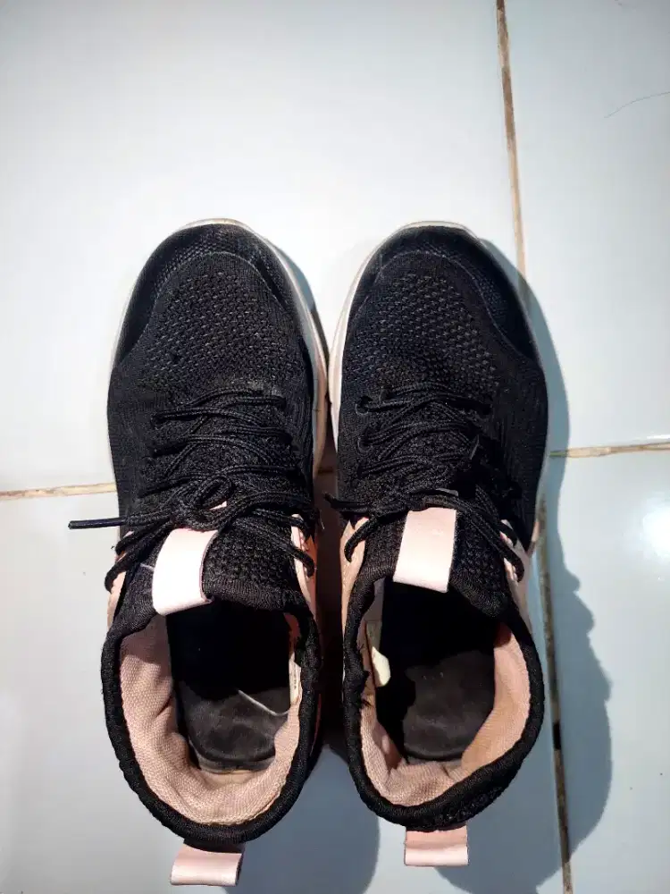 Sepatu nevada sport hitam pink ukuran 36