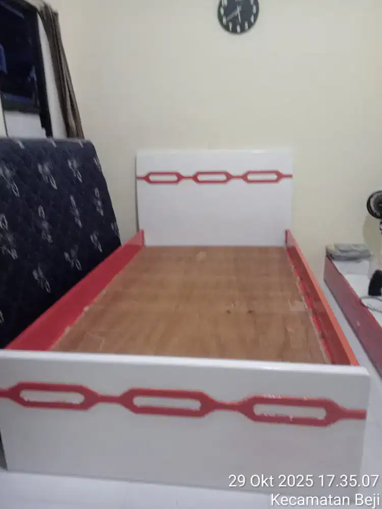 DI JUAL SATU SET TEMPAT TIDUR KAYU + KASUR