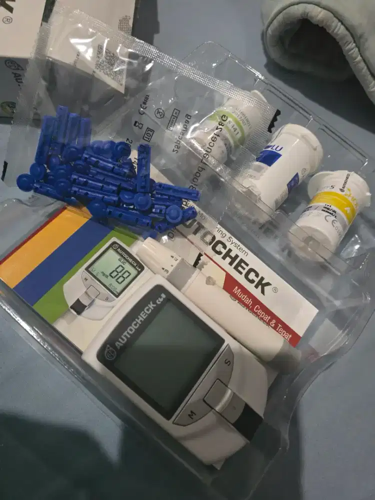 Alat monitoring kadar kolesterol, gula darah, asam urat  3 in 1