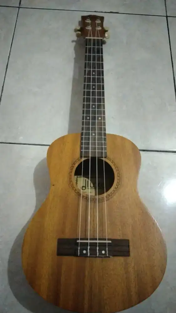 Di jual UKULELE DLUXE
