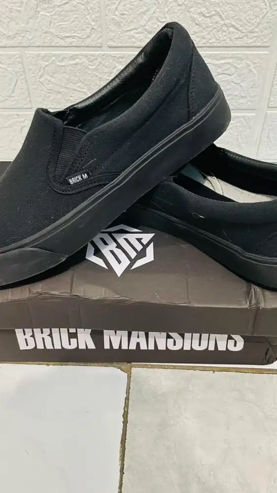 BRICK MANSIONS - Mission Full Black Sepatu Slip On Sneakers Casual