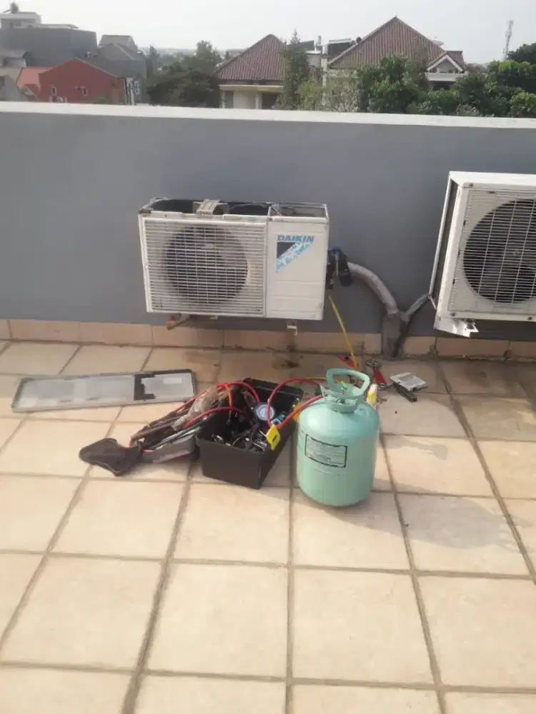 Service Ac,Kulkas,Pompa Air,Mesin Cuci dan Bongkar Pasang AC.