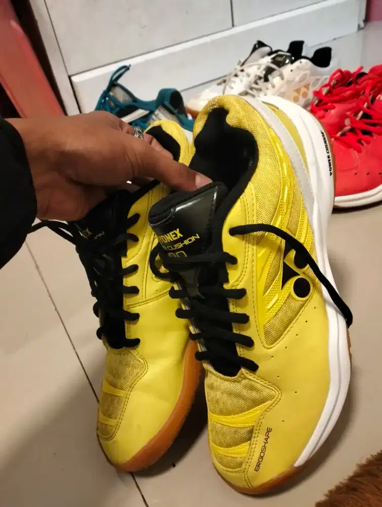 Sepatu badminton yonex