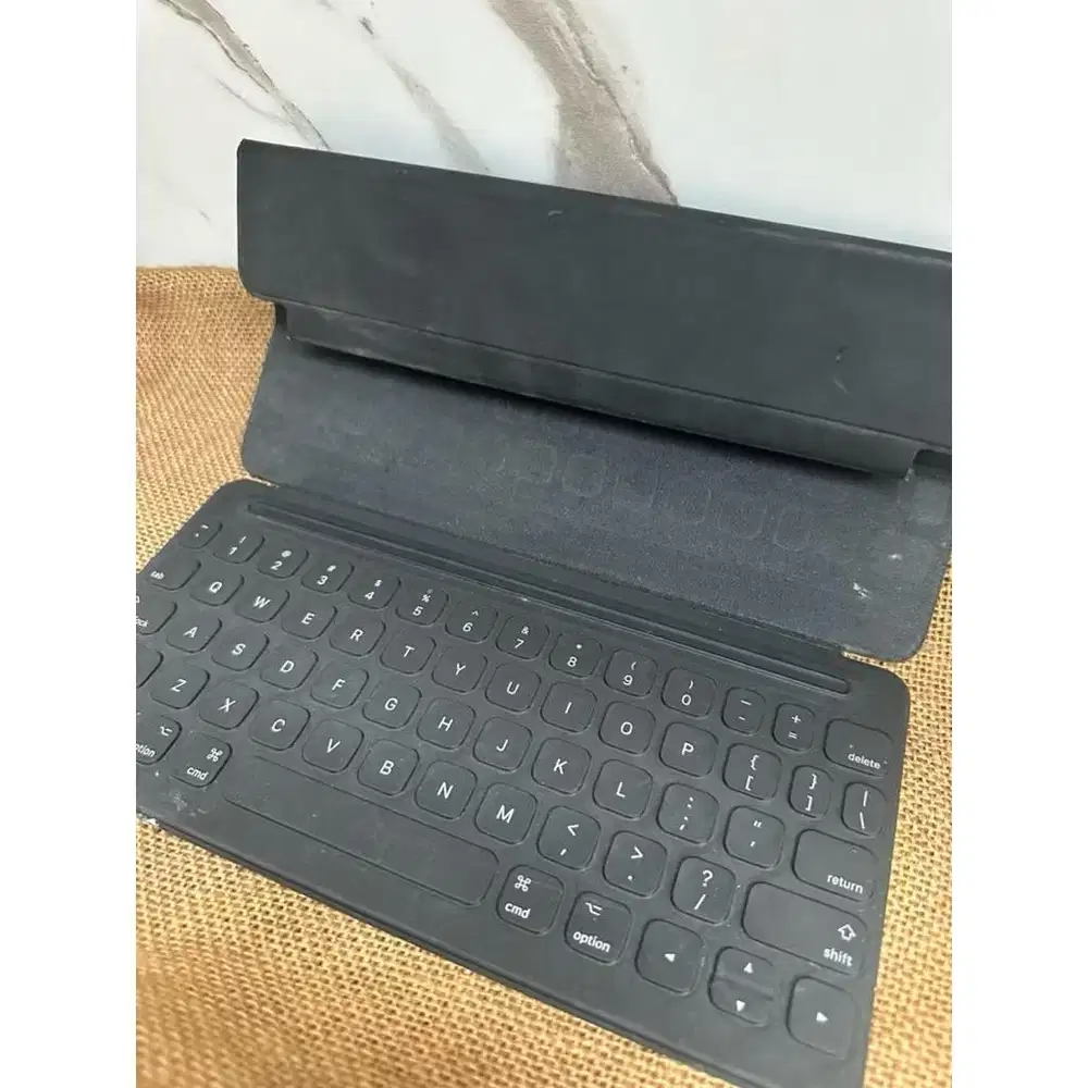 Apple smart keyboard for Ipad 9th generation (Preloved)