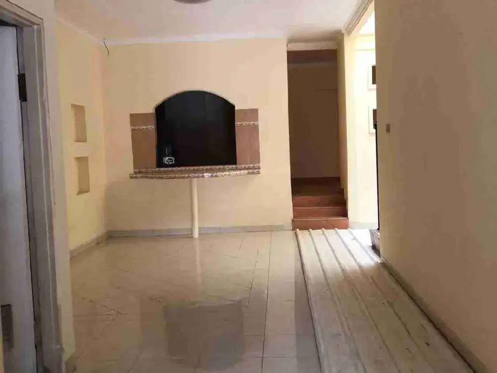 Disewakan Rumah Besar Terawat Baru Renovasi di Mainroad Setraduta