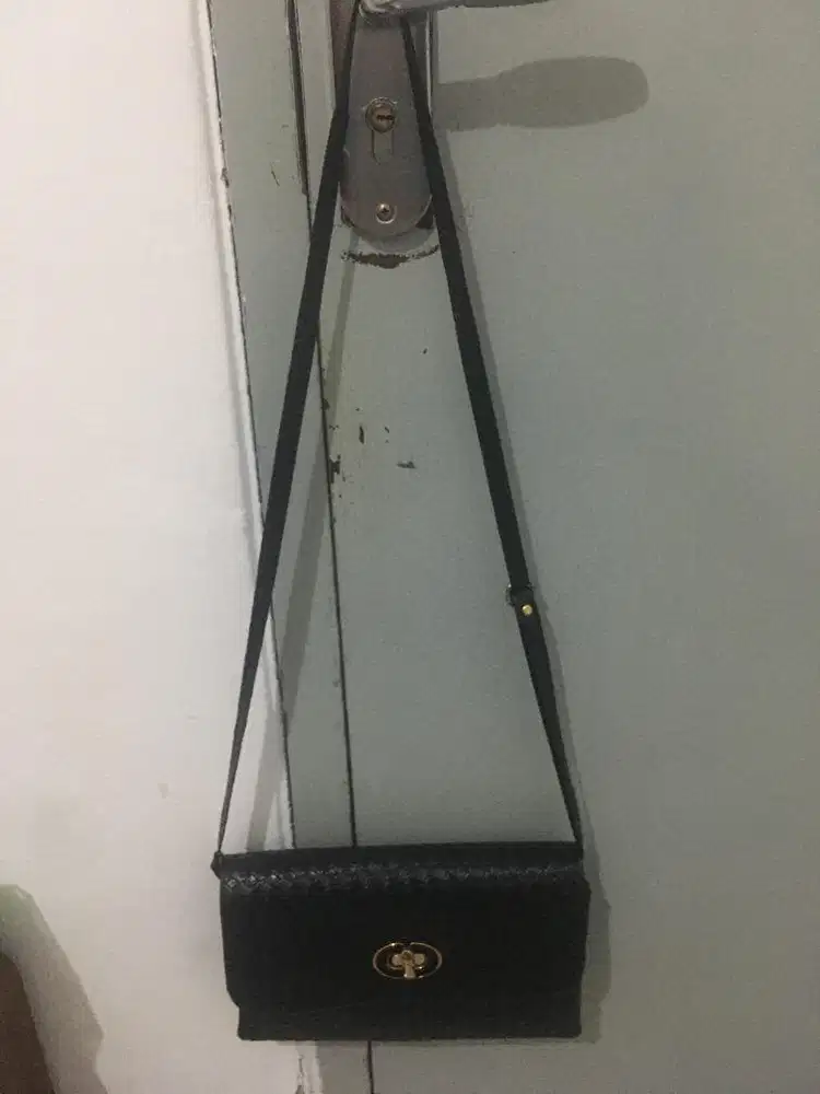 Tas slempang hitam chole