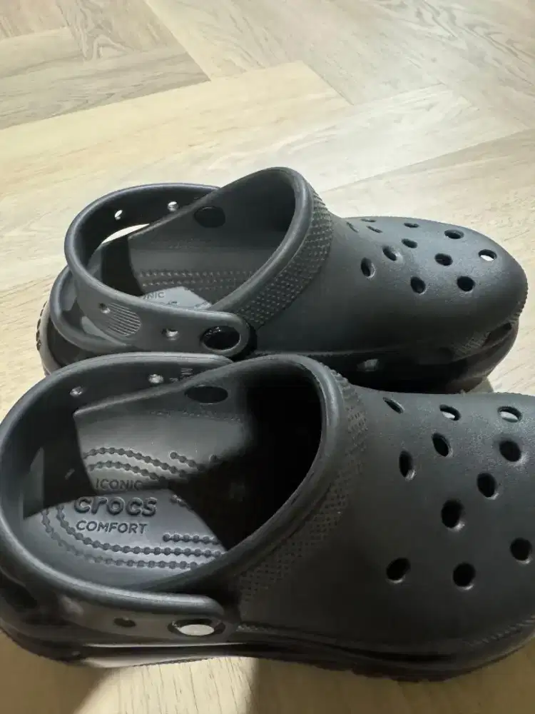 sendal crocs hitam