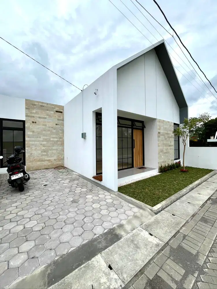 Rumah Baru Lingkungan Perumahan dekat Jalan Raya Tajem