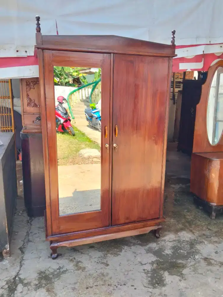 Lemari pakaian jati tua