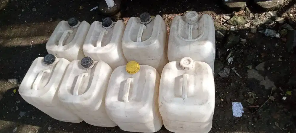 8 buah kompan air isi 25 liter