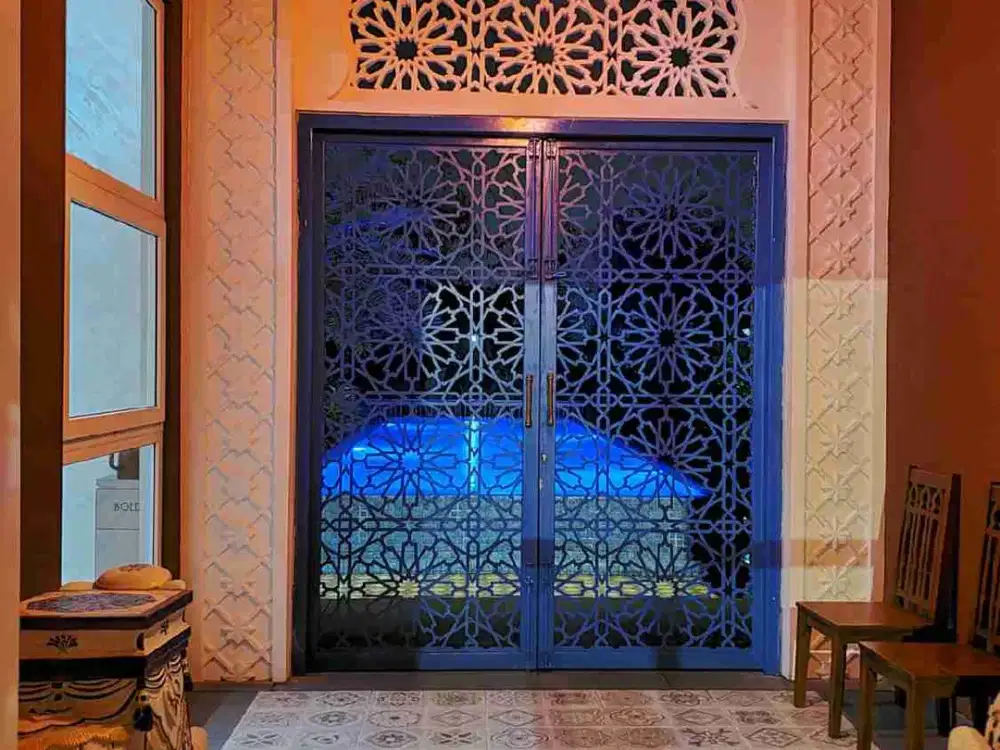 DIJUAL VILLA MURAH 2 LANTAI ADA KOLAM RENANG DENGAN DESAIN BANGUNAN MAROKO, DI BAWAH HARGA PASAR DAN SIAP HUNI!