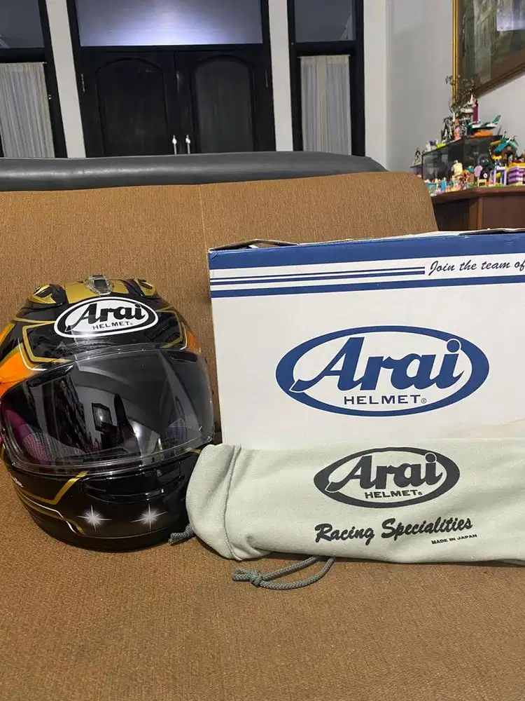 Nama helmnya : Arai rx-7x  pedrosa spirit gold size L, SNI 2020