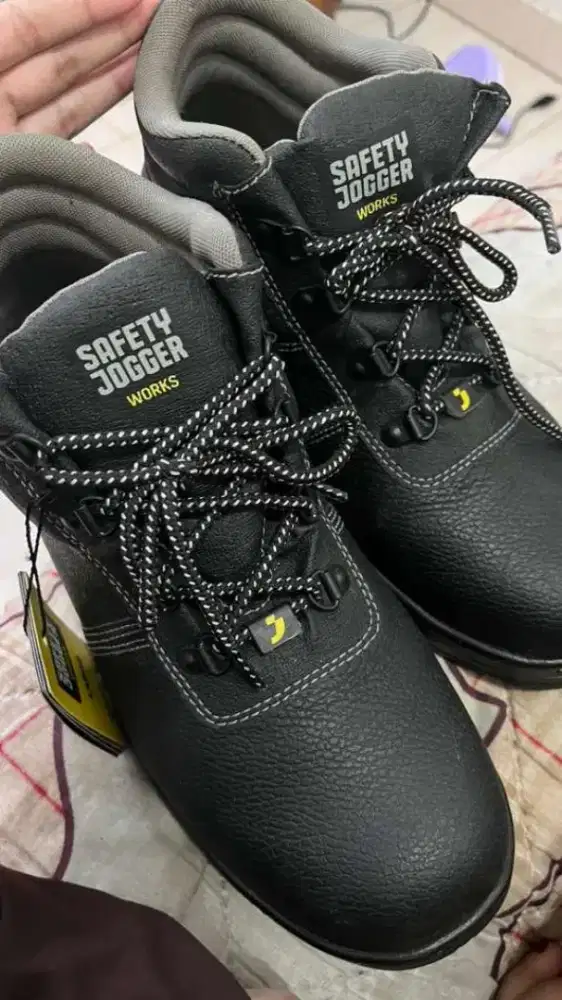 Sepatu safety Jogger Works