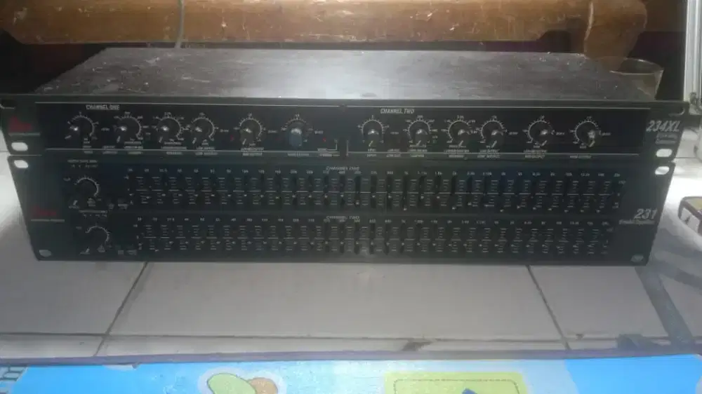 Satu set Equalizer 231 & Crossover 234XL DBX