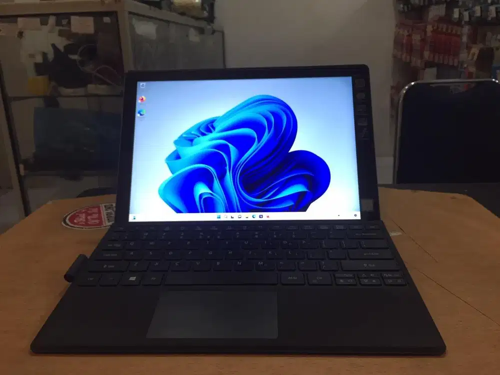 Laptop Acer Switch Alpha 12 Core i5 Ram 8GB SSD 256GB Touchscren Mulus