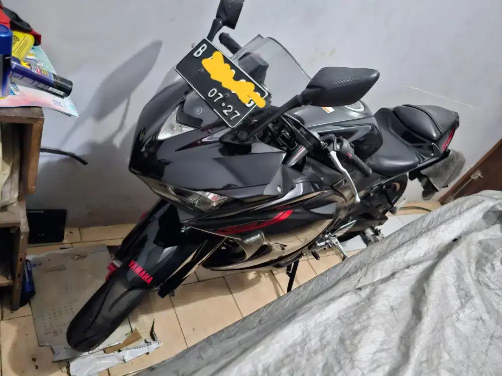 Yamaha R25 , Warna hitam OM