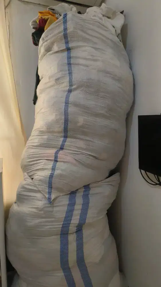 Dijual borongan Hoodie dan sweater kurang lebih 300 pcs