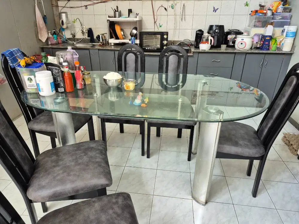 Meja dan kursi makan