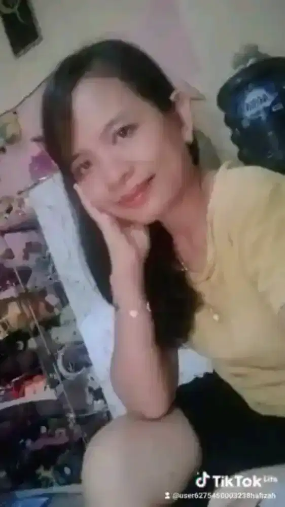 Cari kerja art atau bersih rumah . Cuci gosok.