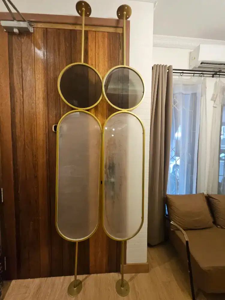 Partisi penyekat ruangan