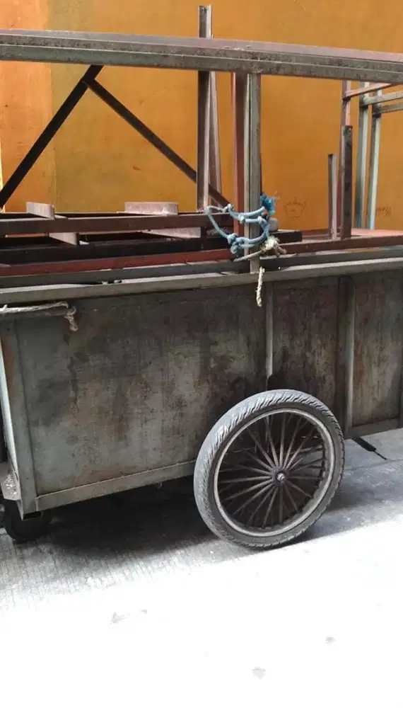 Gerobak dan meja besi