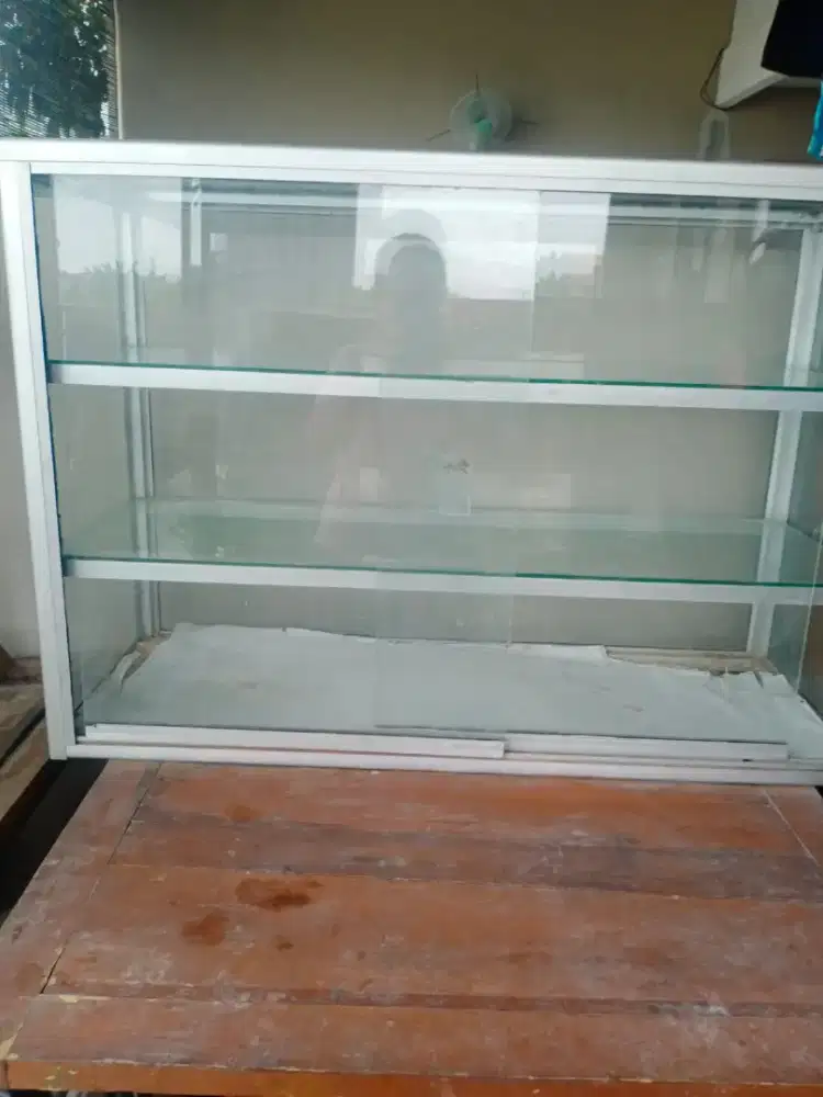 Dijual Etalase 3 Tingkat