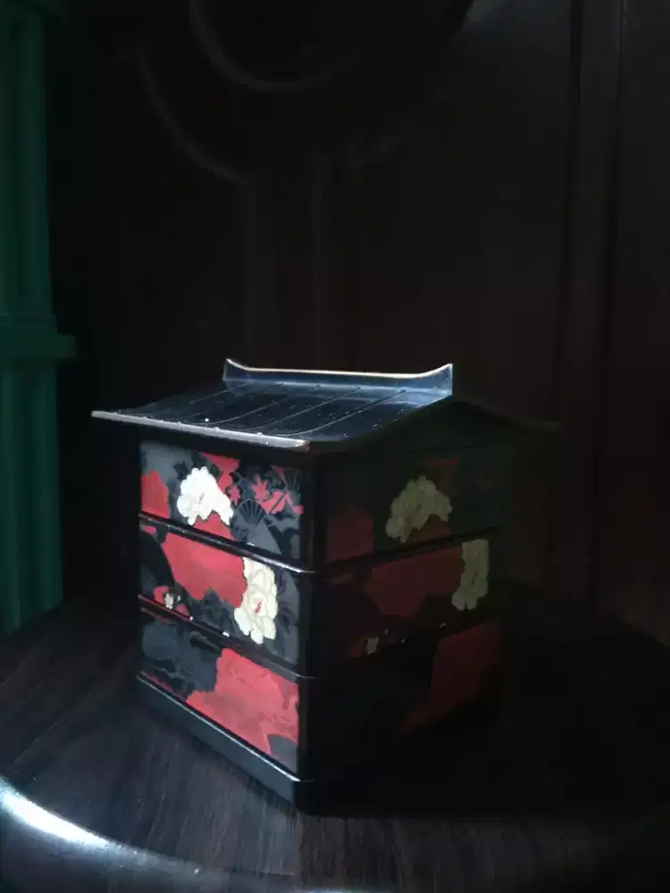 Tempat perhiasan antik