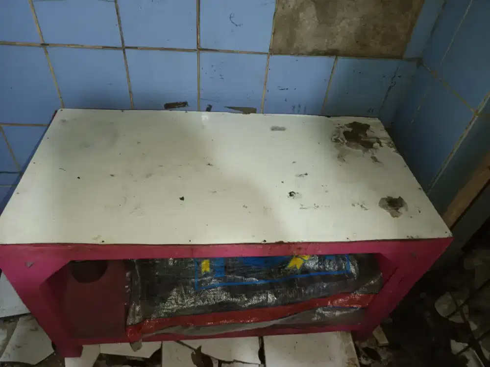 Meja bekas bisa untuk menaruh kompor dan yang lainnya
