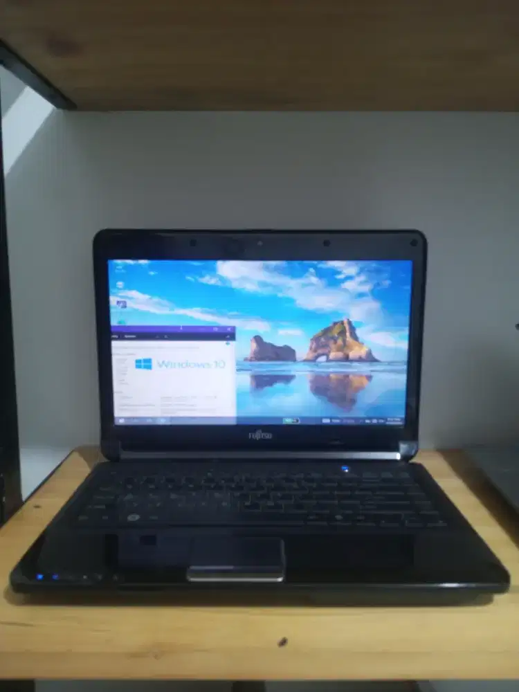 Fujitsu Lh530 Core i5-2.4Ghz Radeon hd 5000 DDR 8GB 500GB 14  1.5 Jam