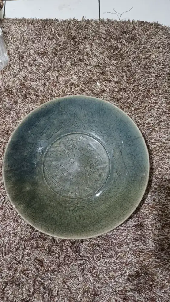 Sebuah piring biru .