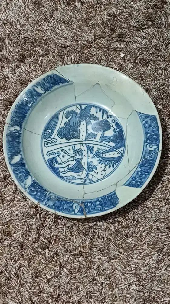 Sebuah piring biru putih