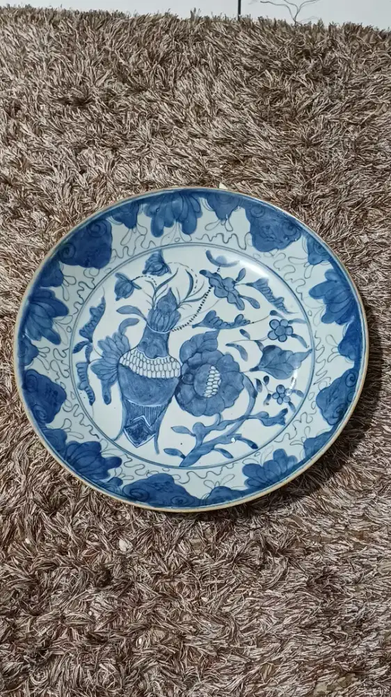 Sebuah piring biru putih .