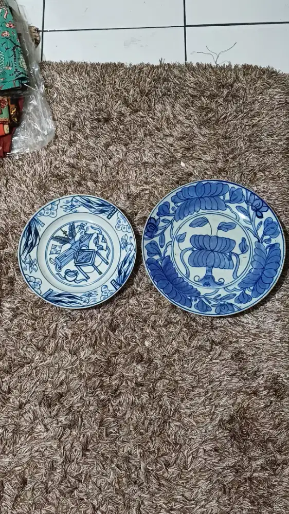 Dua piring biru putih .