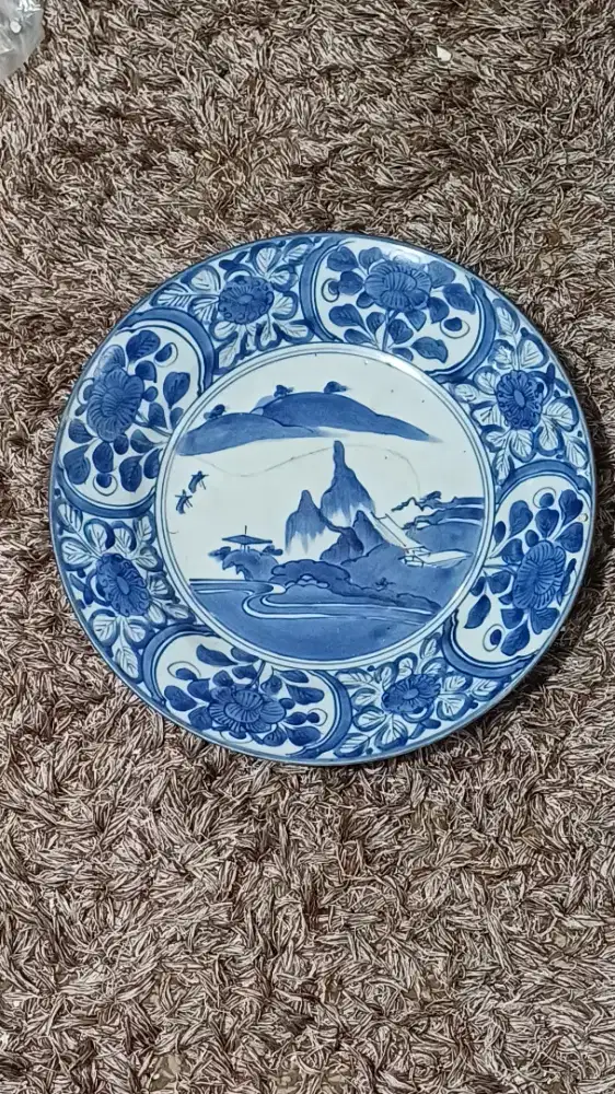 Sebuah piring biru putih .