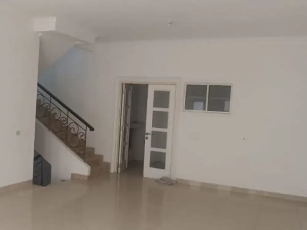 Disewakan rumah 2 lantai di green mansion