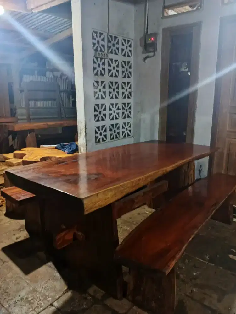 Meja makan antik teras