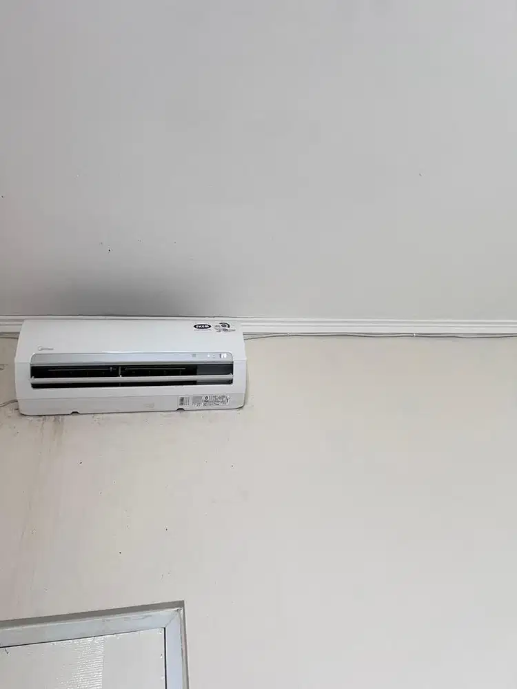 AC Midea 1/2 PK dingin, kondisi bangun, AC terawat!