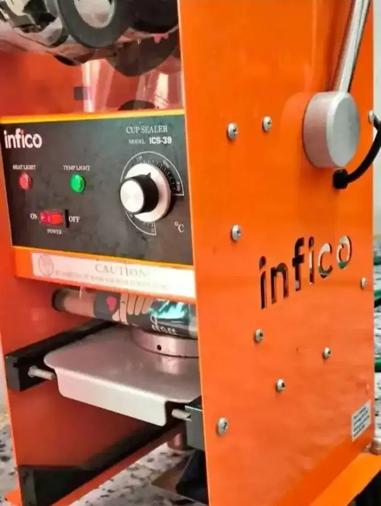 Mesin pres gelas plastik