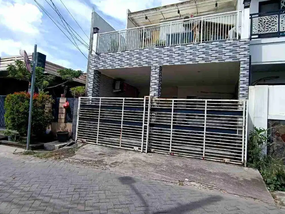 Rumah 2 lantai full renovasi dengan balkon di Cimone Permai Dijual cepat...strategis, dekat dengan pasar, sekolah, rumah sakit, dll ny