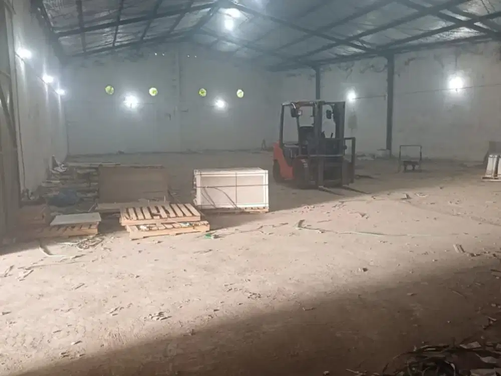 Disewakan Gudang Strategis Pekarangan Luas 1100m2 Lokasi Pedurungan,Semarang