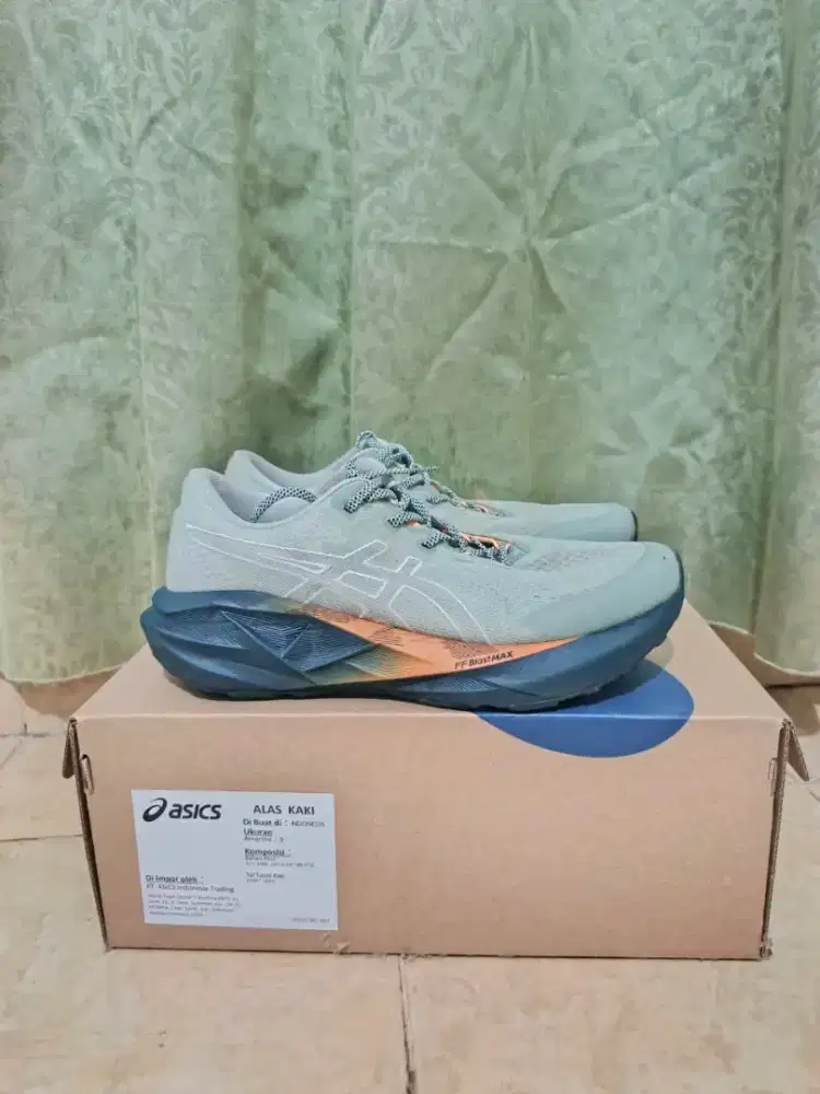 Sepatu running Asics novablast 5TR