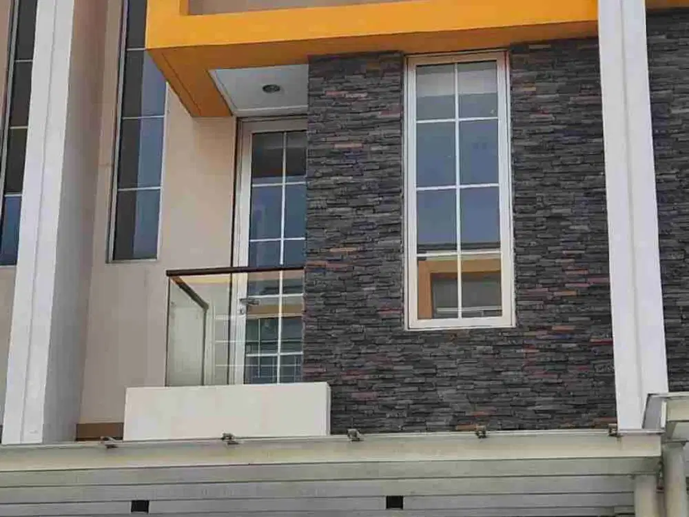 DIJUAL RUMAH PIK 2 UKURAN 4.5x10   3 LANTAI TERMURAH