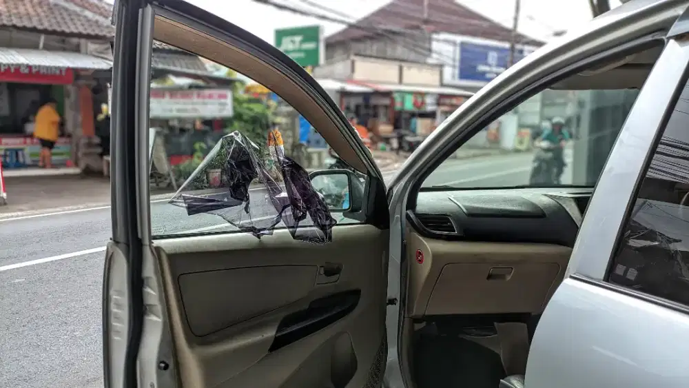 Kaca film mobil merk 3M blackbeauty