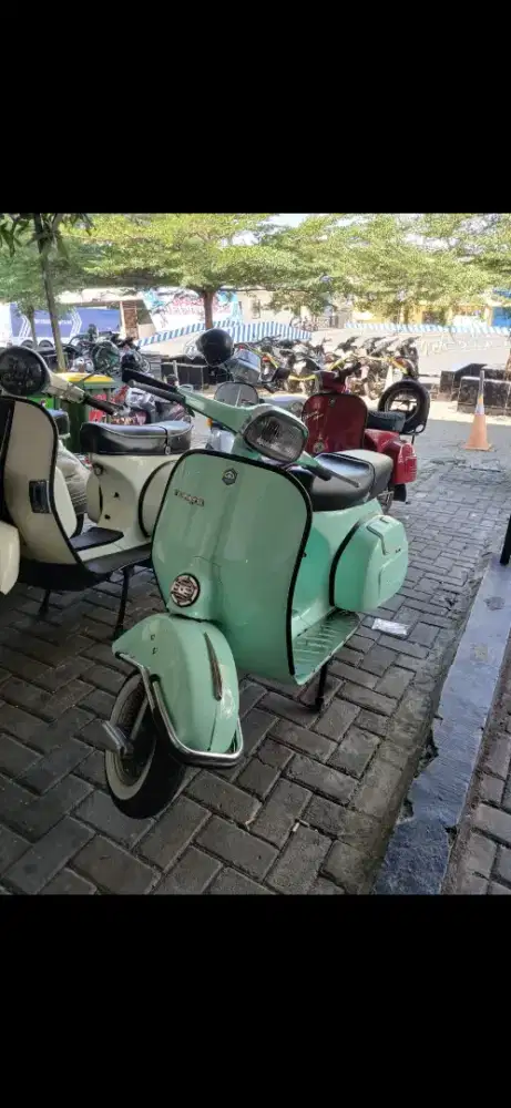 Vespa super tahun 1974 warna sage